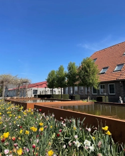 De Hoeve; Aanzicht lente